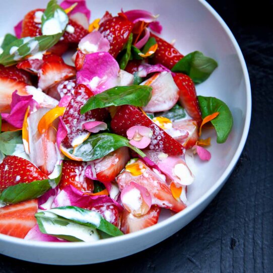 Erdbeeren und Blüten Rezept von Kille Enna