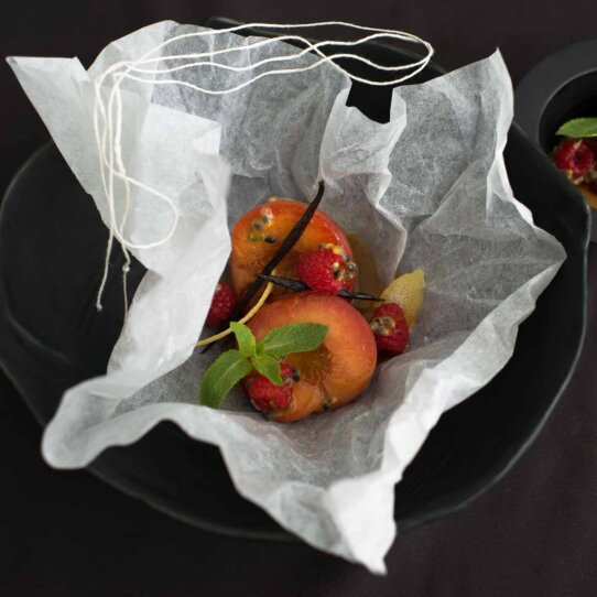 Rezept für Pochierter Weinbergpfirsich von Florian Glauert im Duke Rezept für Pochierter Weinbergpfirsich von Florian Glauert im Duke