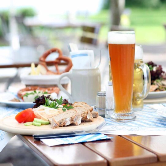 Gedeckter Tisch im Biergarten