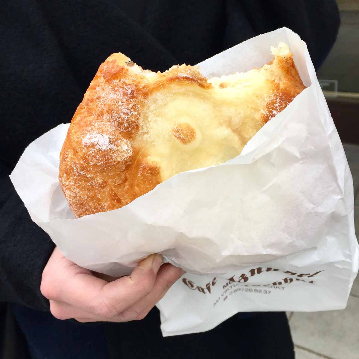 Schmalznudel beim Café Frischhut in München