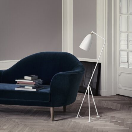 Gubi Kopenhagen_Grashoppa Stehleuchte_Grand Piano Sofa
