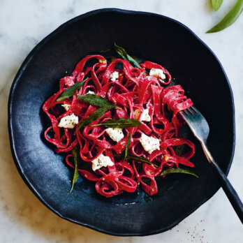 Rezept Rote Bete-Tagliatelle mit Salbei Ziegenkäse