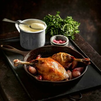 Entenkeulen mit Rotweinschalotten und Selleriepüree Entenkeulen mit Rotweinschalotten und Selleriepüree