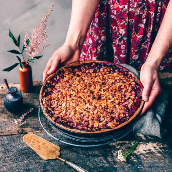 Kirschtarte mit knusprigen Mandelstreuseln und Vanillepudding