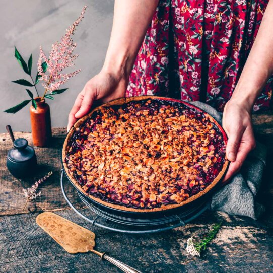 Kirschtarte mit knusprigen Mandelstreuseln und Vanillepudding