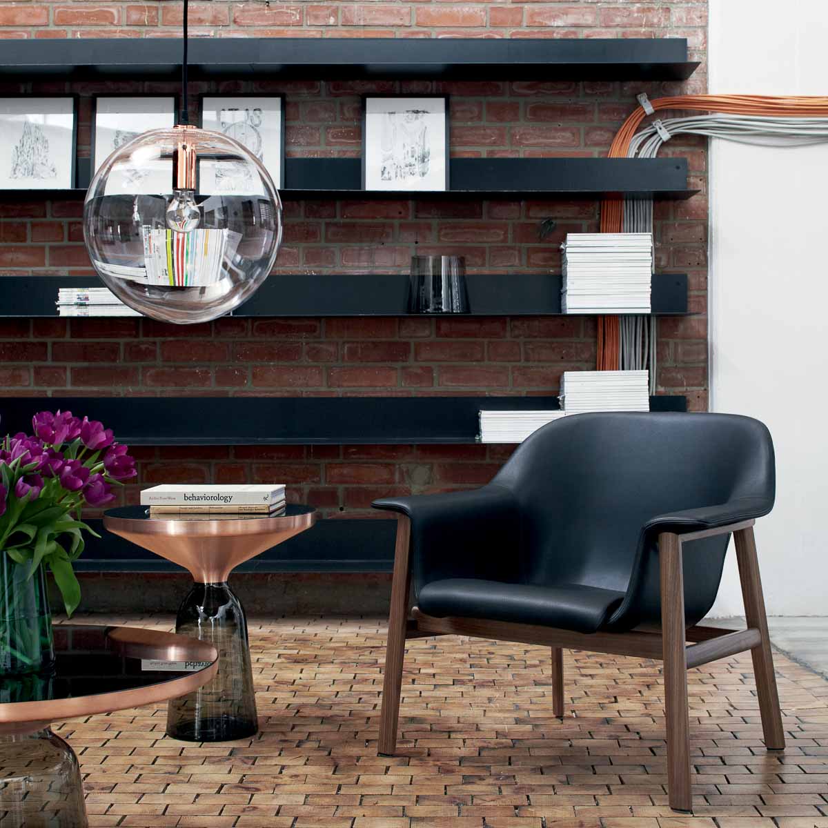 Neri&Hu Sessel Sedan und Sebastian Herkner Bell Table von Classicon © Foto Mark Seelen