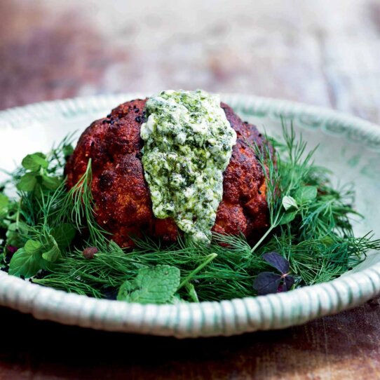 Rezept für Barbecue-Blumenkohl mit marmorierter Kräutercreme