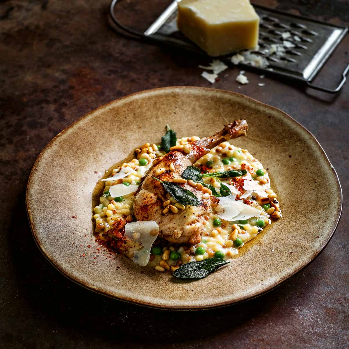 Kaninchenkeule mit Salbeibutter und Frgola Sarda