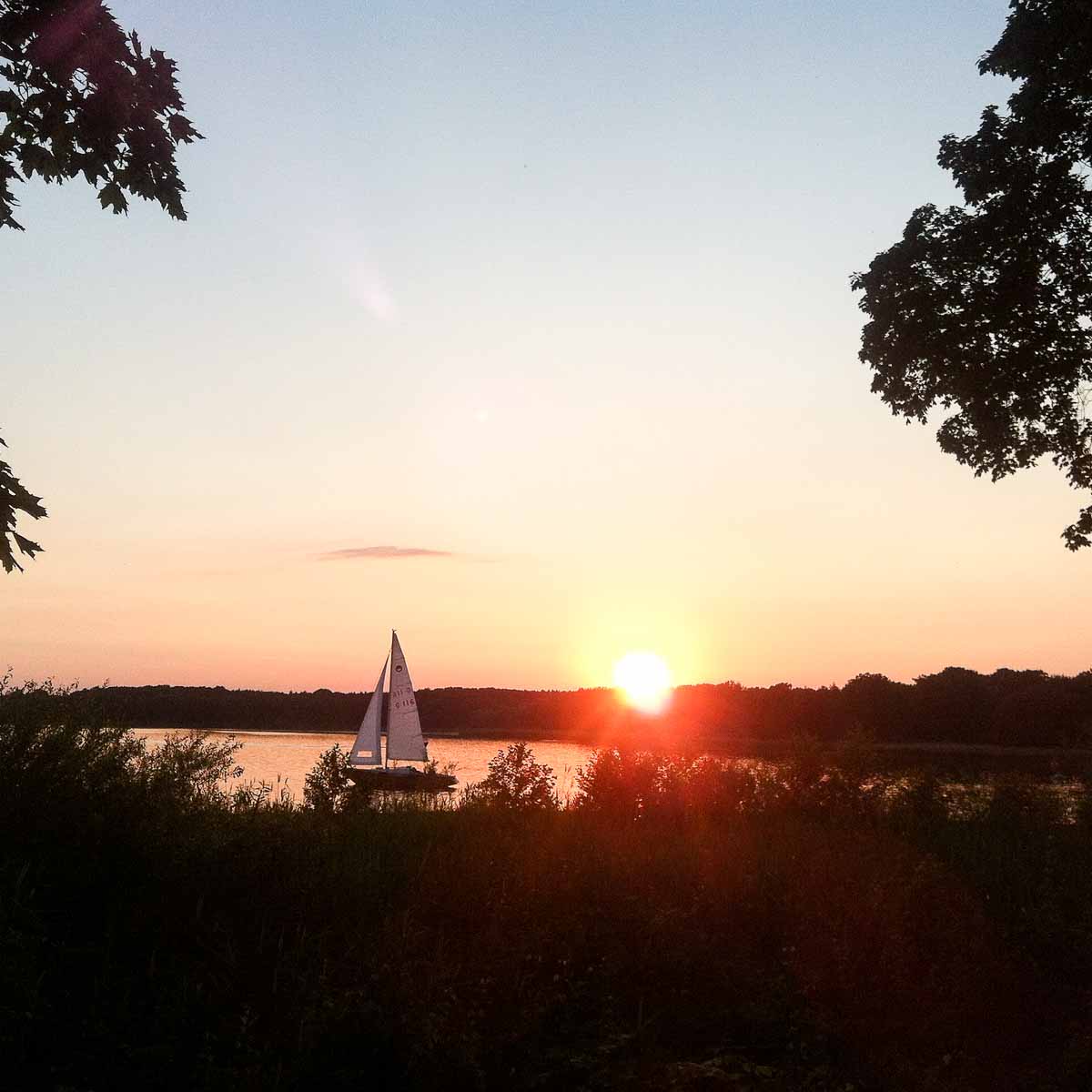 Die Havelchaussee in Berlin am Abend