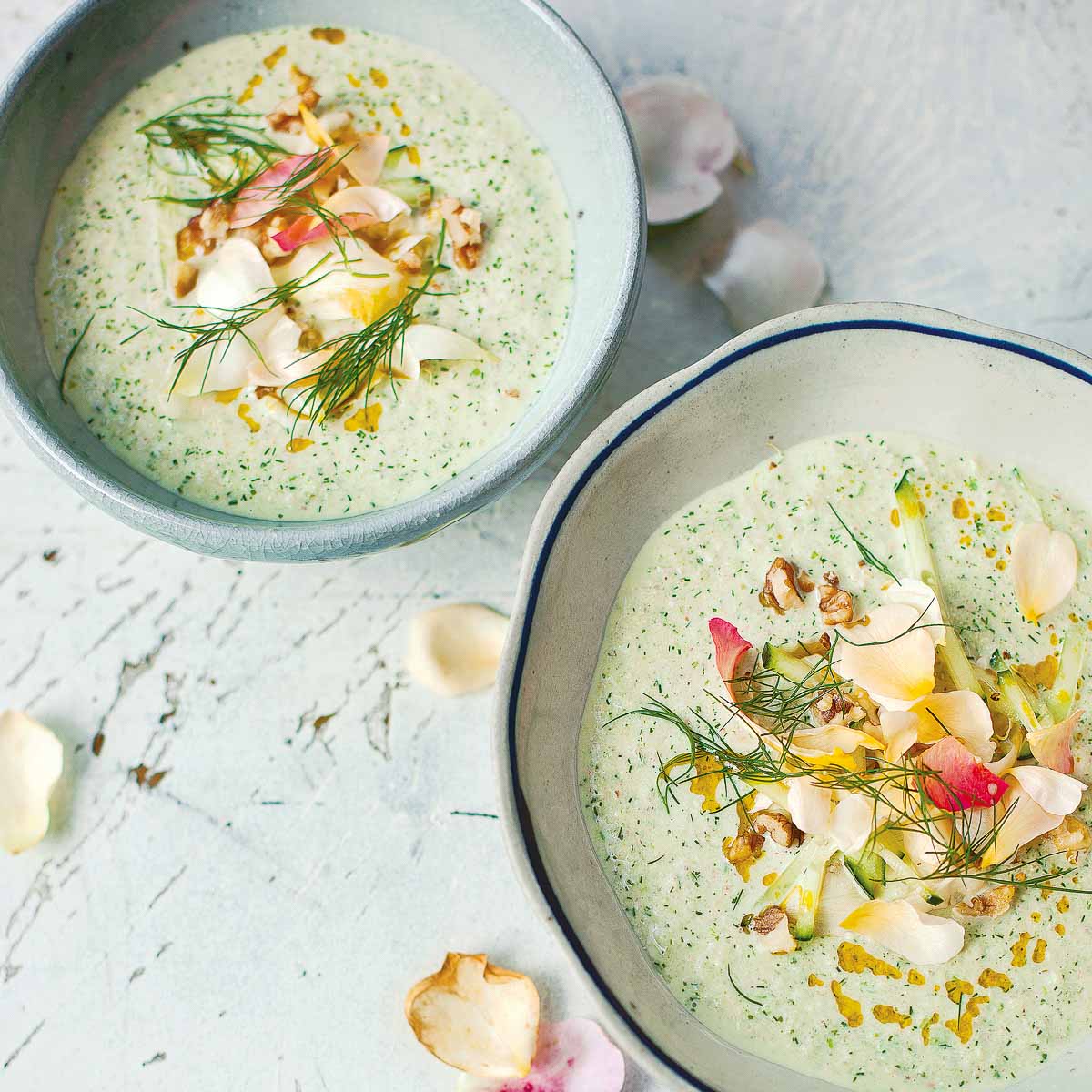 Gurken-Joghurt-Suppe mit Walnüssen und Rosenblüten