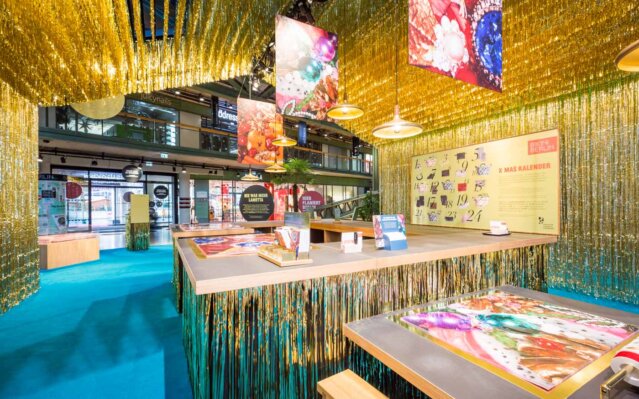 Geschenke packen im Bikini Berlin Geschenke packen im Bikini Berlin