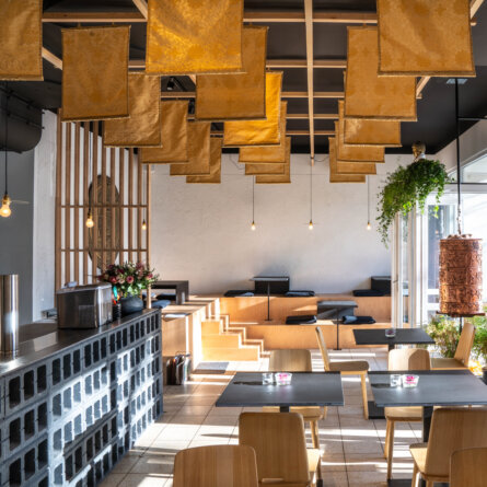 Holy Everest Restaurant Berlin Prenzlauer Berg-1