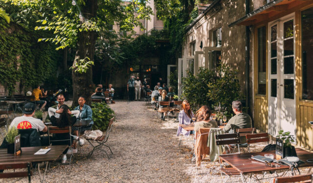 Clärchens Ballhaus Biergarten Berlin Mitte-3