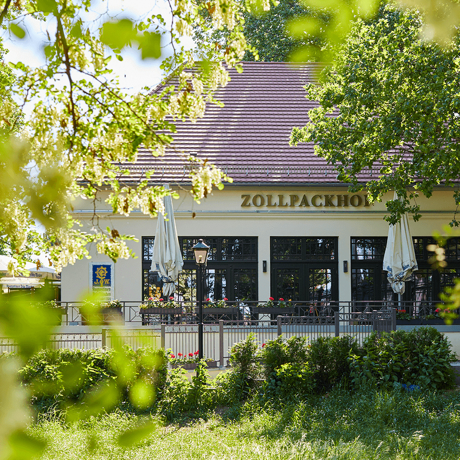 Zollpackhof Biergarten mit Blick auf die Spree