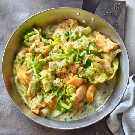 Lowcarb Highfiber Haehnchenstreifen auf Spitzkohl