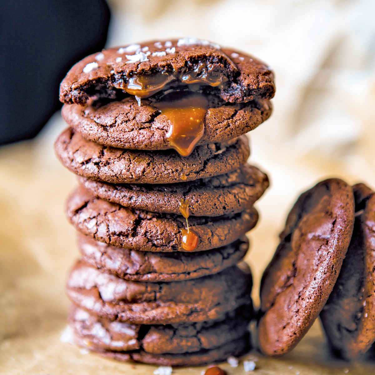 Schoko-Cookies mit Salzkaramellfüllung ©Tieghan Gerard