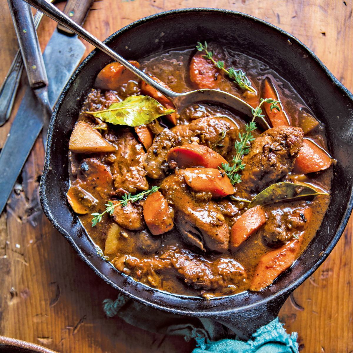 Coq au Vin mit Nussbutter-Eiernudeln ©Tieghan_Gerard