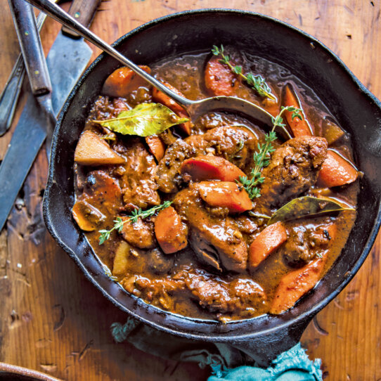 Coq au Vin mit Nussbutter-Eiernudeln ©Tieghan_Gerard