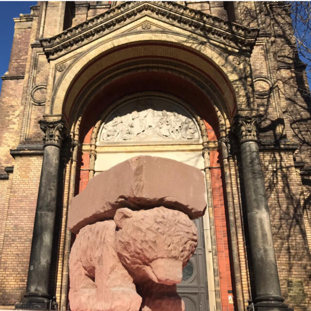 Stefan Rinck, Lastenbr (2007), Sandstone Sculpture