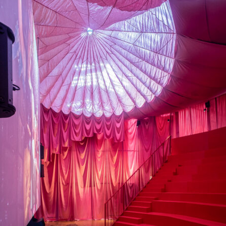 Pauline Curnier Jardin. Fat to Ashes, Ausstellungsansicht Hamburger Bahnhof - Museum fr Gegenwart - Berlin, 2021,  Nationalgalerie - Staatliche Museen zu Berlin  VG Bild-Kunst, Bonn 2021  Mathias Vlzke