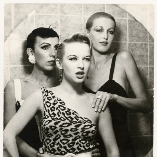 Ulrike Ottinger, Ohne Titel (Claudia Skoda, Tabea Blumenschein & Jenny Capitain), Silbergelatine-Vintageprint, ca. 197778, Ulrike Ottinger Ulrike Ottinger, Ohne Titel (Claudia Skoda, Tabea Blumenschein & Jenny Capitain), Silbergelatine-Vintageprint, ca. 197778, Ulrike Ottinger