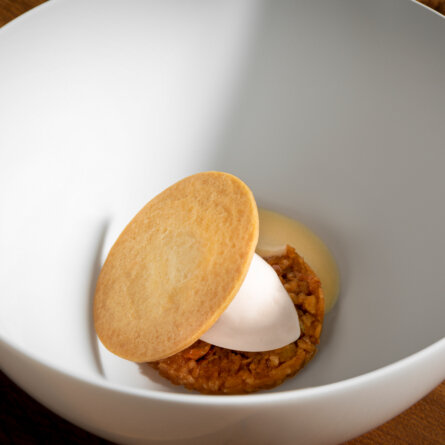 faelt Restaurant Dessert vom Apfel mit gerösteter Hefe by Lukas Kirchgasser