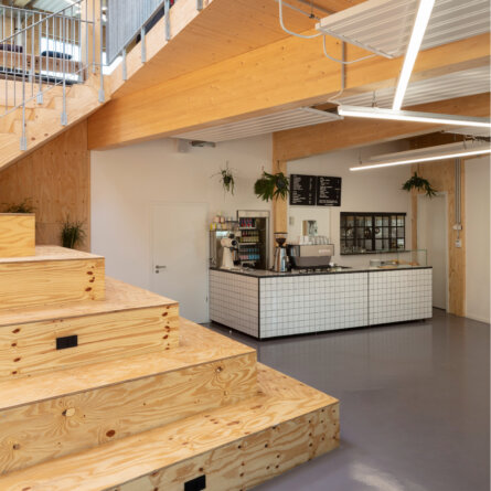 Jules Bpart am Gleisdreieck Treppe und Tresen