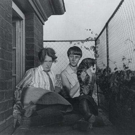 Ohne Titel (Hannah Hch mit Til Brugman und Katze Ninn in Den Haag, Niederlande  Schenkung aus Privatbesitz, Rainer Koenig, Berlin