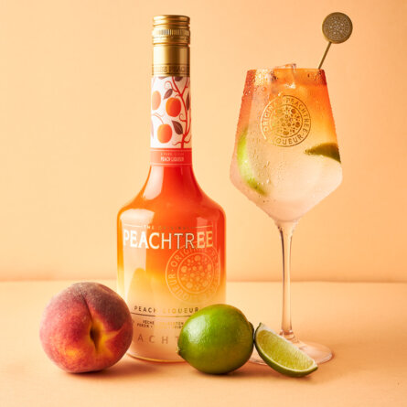 Peachtree Flasche und Drink