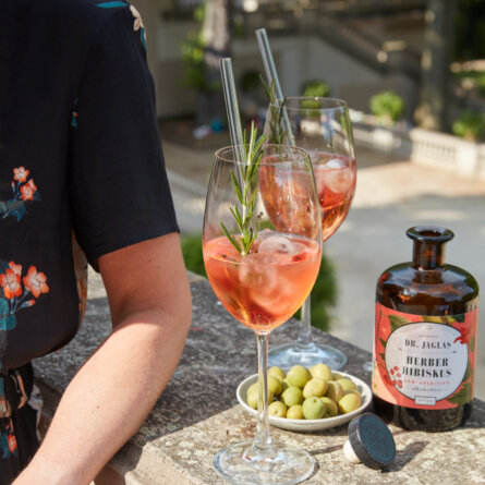 Dr. Jaglas Herber Hibiskus - San Aperitivo Spritz und Oliven