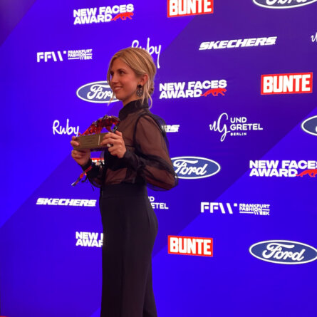 Leonie Isabel Appels von Liapure mit ihrem Preis