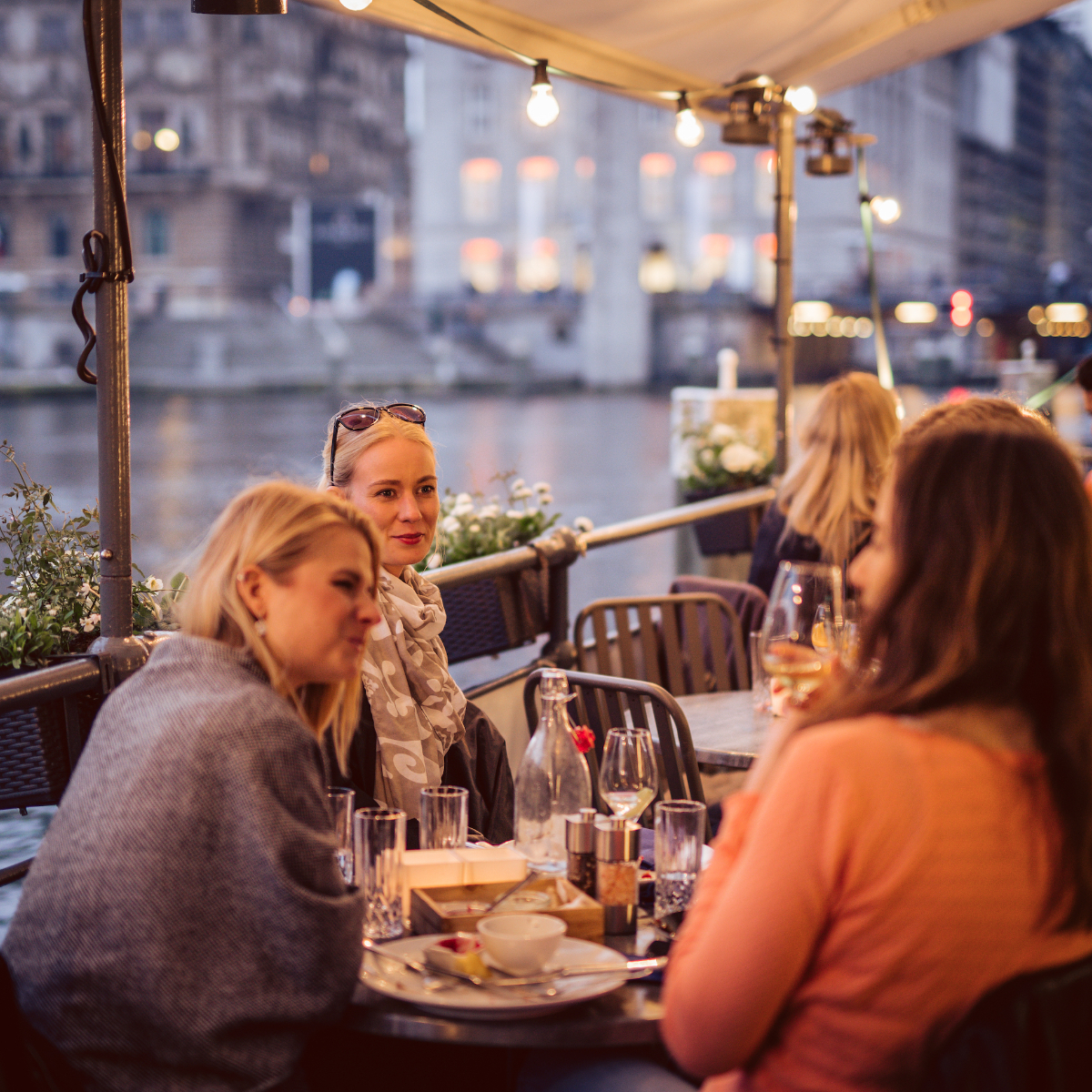 Vlet Kitchen & Bar Hamburg Dinner direkt auf dem Wasser