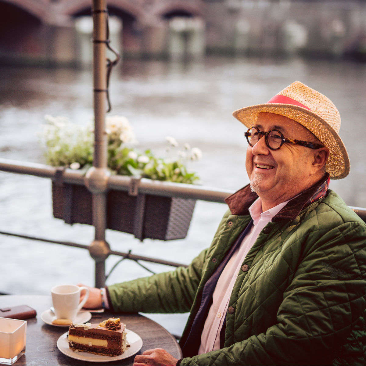 Vlet Kitchen & Bar Hamburg Kaffee und Kuchen am Wasser