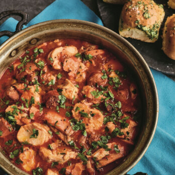 Chorizo-Fisch-Eintopf mit Knoblauchbroetchen_Time To Eat © © Chris Terry Chorizo-Fisch-Eintopf mit Knoblauchbroetchen_Time To Eat