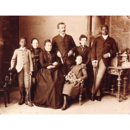 Rudolf Duala Manga Bell und Tube Meetom mit der Lehrerfamilie Oesterle in Aalen (c)Roeger,Platino