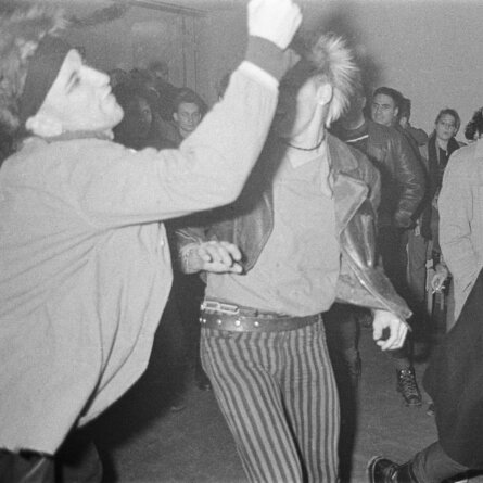 Harald Hauswald I Punkkonzert der Band Zerfall, Gemeindesaal Rigaer Strasse, Friedrichshain, Berlin, 1982