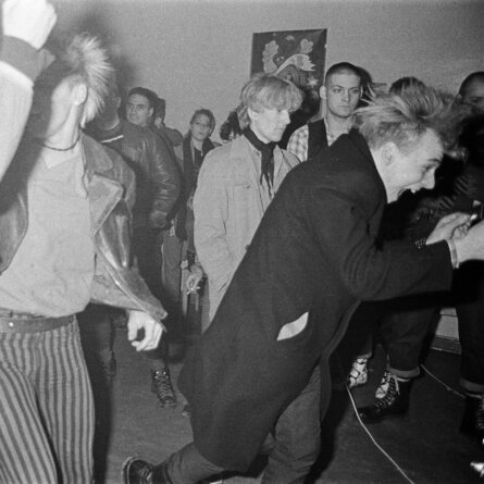 Harald Hauswald I Punkkonzert der Band Zerfall, Gemeindesaal Rigaer Strasse, Friedrichshain, Berlin, 1982  (1)