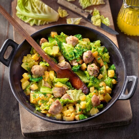 Wirsing mit Kartoffel und Bratwurst_schnell und einfach_ Kochbuchcover © ©Hubertus Schüler Wirsing mit Kartoffel und Bratwurst_schnell und einfach_ Kochbuchcover