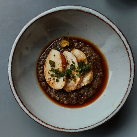 Schweinefilet Belugalinsen NaNum Galerie und Restaurant Berlin Kreuzberg