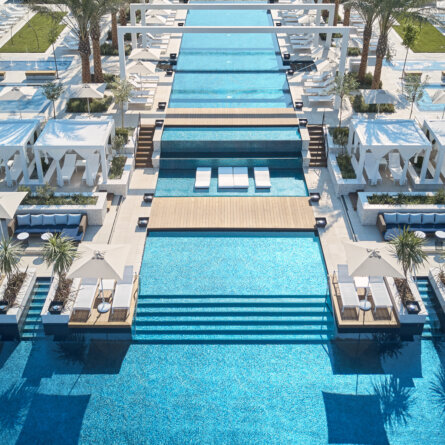 4_1 Pool Club©Regent Porto Montenegro