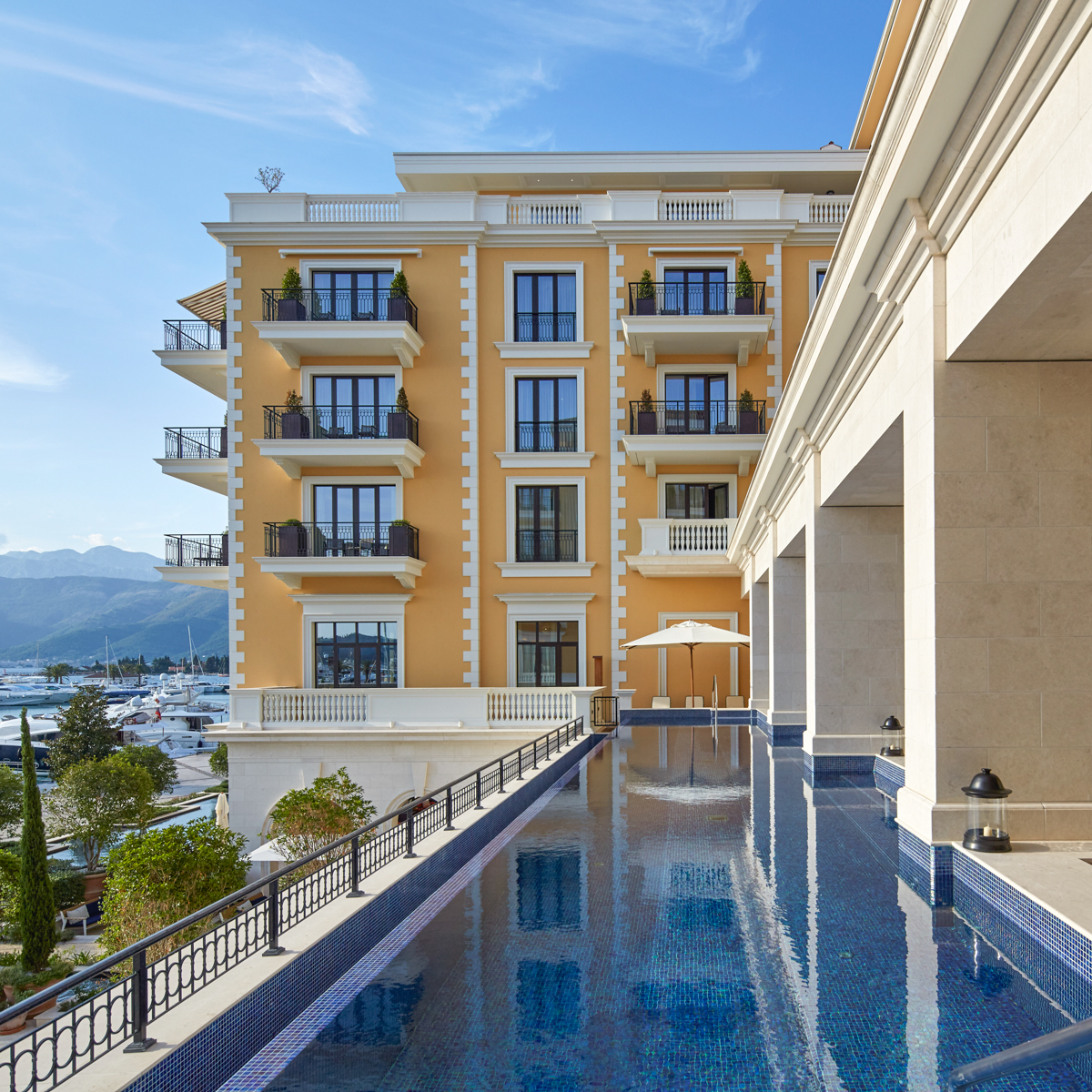 4_6 Venezia outdoor pool©Regent Porto Montenegro