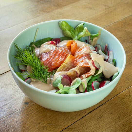 Lausebengel GebeizterLachsRucolaCherrytomatenFrüchte