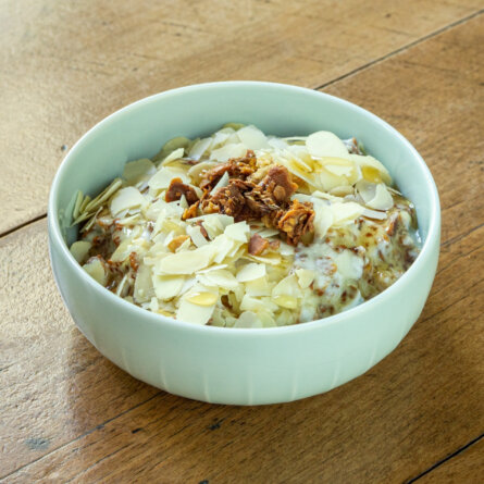 Lausebengel Kiez Fruestueck GranolaNaturHaferflockenHonigMandelJoghurt