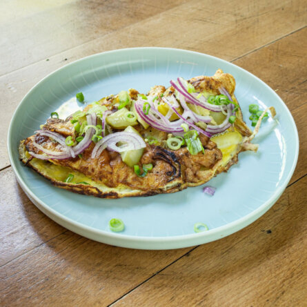 Lausebengel Kiez Fruestueck Omelette Kartoffel Gewuerzgurke Rote Zwiebel