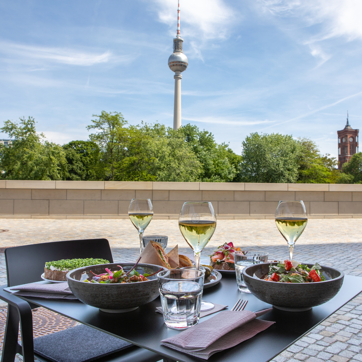 Blick auf den Fernsehturm Deli Alexander im Humboldt-Forum Blick auf den Fernsehturm Deli Alexander im Humboldt-Forum