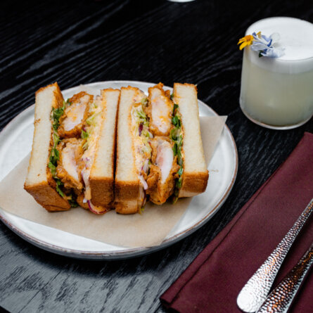 Crispy Chicken Sando Brasserie November Berlin