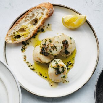 Jakobsmuscheln_Dinner auf Franzoesisch © © 2020 by Laura Edwards Jakobsmuscheln_Dinner auf Franzoesisch