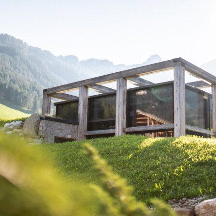 Ansicht Glassauna_Sommer_ Cyprianerhof Dolomit Resort I upscale