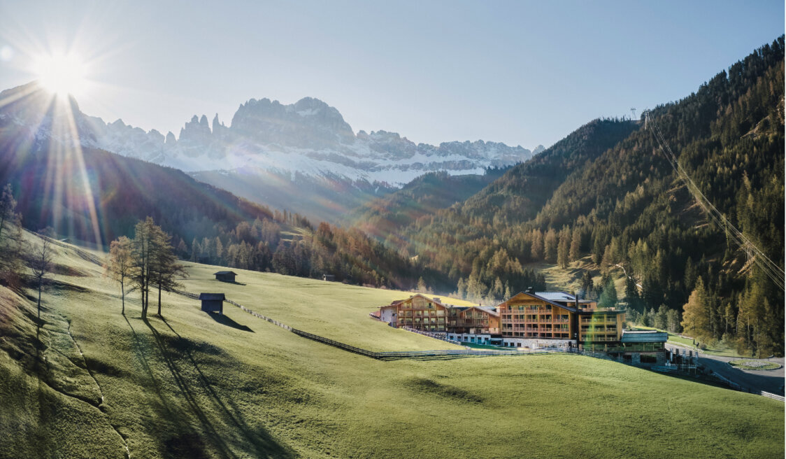 Aussenansicht_Cyprianerhof Dolomit Resort_Hotel & Rosengartenmassiv Michael Huber