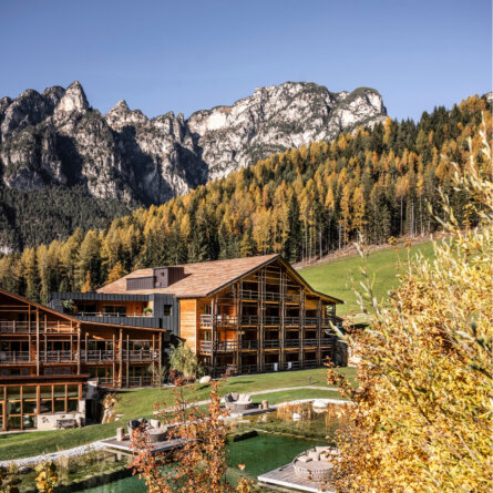 Aussenansicht Herbst Cyprianerhof Dolomit Resort, Helmuth Rier